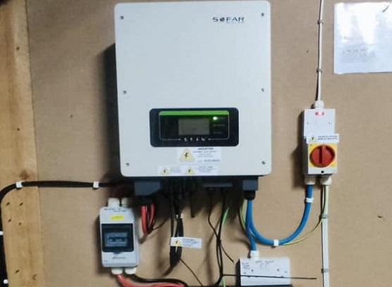 How to connect miniature battery isolator breaker correctly?